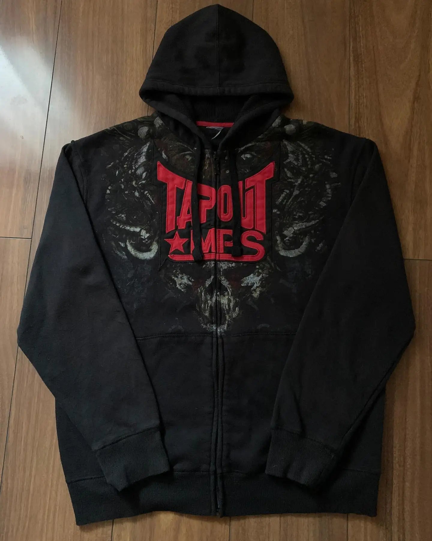 VibeWear™ — Hoodie Tap Out Skull Y2K Unisex