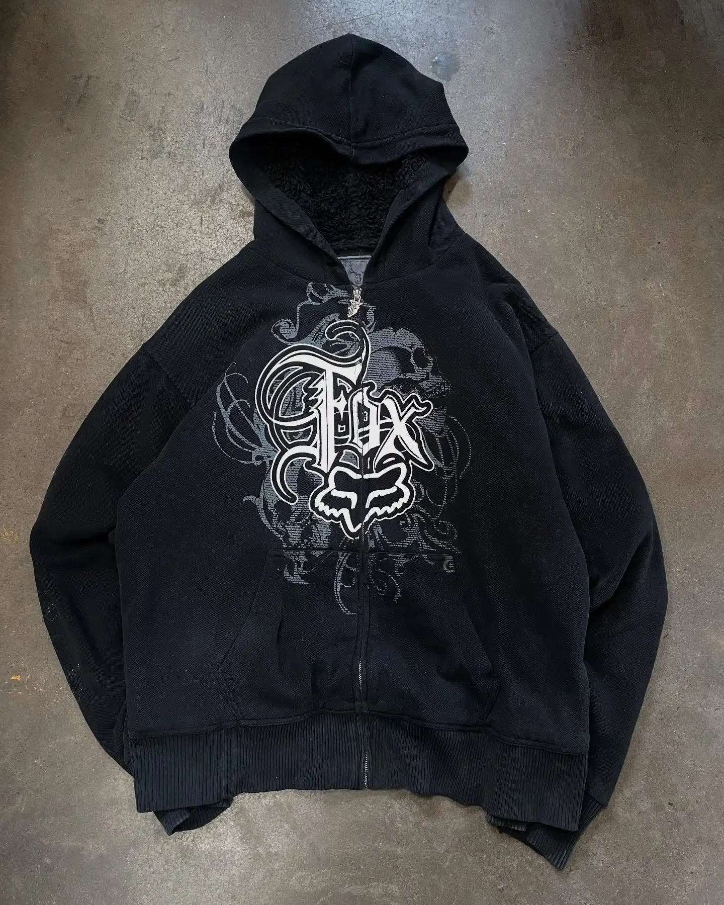 VibeWear™ — Hoodie Tap Out Skull Y2K Unisex